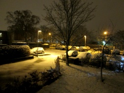 Het uitzicht vanuit mijn kamer - een saaie parkeerplaats, maar nu met sneeuw!